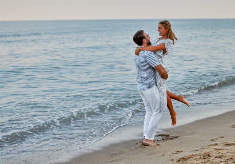 31 Unique & romantic Beach Date Ideas To Spruce Up Romance!