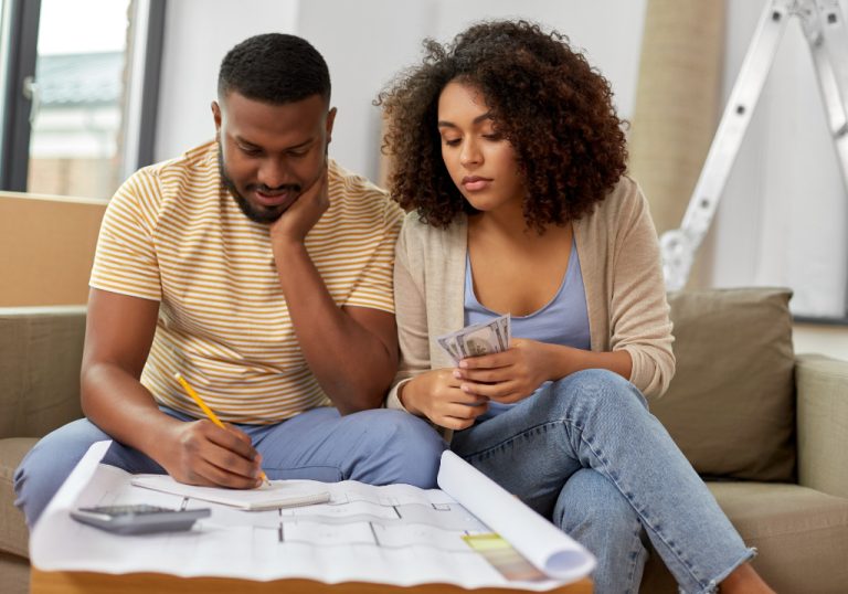 21 Red Money Flags: Is My Boyfriend Using Me Financially?