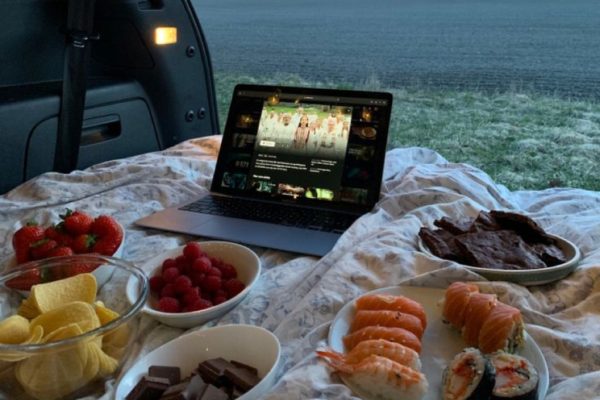 indoor picnic date ideas